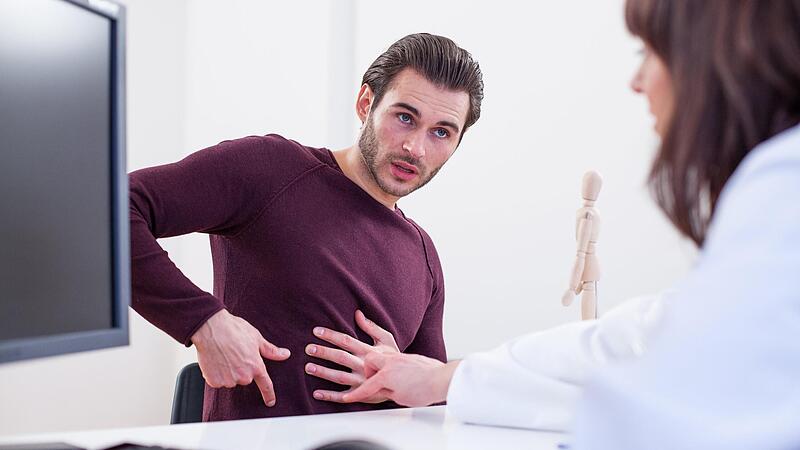 Ziehende Schmerzen im Bauch k&ouml;nnen auf einen Bruch hindeuten.