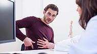 Ziehende Schmerzen im Bauch können auf einen Bruch hindeuten.