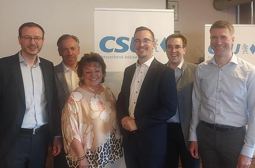 Bürgermeisterkandidat Nico Kauper möchte ab 2026 die Zukunft Adelsdorfs neu entwickeln (v. l.): Matthias Goß (Ortsvorsitzender), Alexander Tritthart (Landrat), Sieglinde Pörner Frauen-Union-Vorsitzende, Nico Kauper, MdB Konrad Körner und Stefan Mü... Bürgermeisterkandidat Nico Kauper möchte ab 2026 die Zukunft Adelsdorfs neu entwickeln (v. l.): Matthias Goß (Ortsvorsitzender), Alexander Tritthart (Landrat), Sieglinde Pörner Frauen-Union-Vorsitzende, Nico Kauper, MdB Konrad Körner und Stefan Mü...