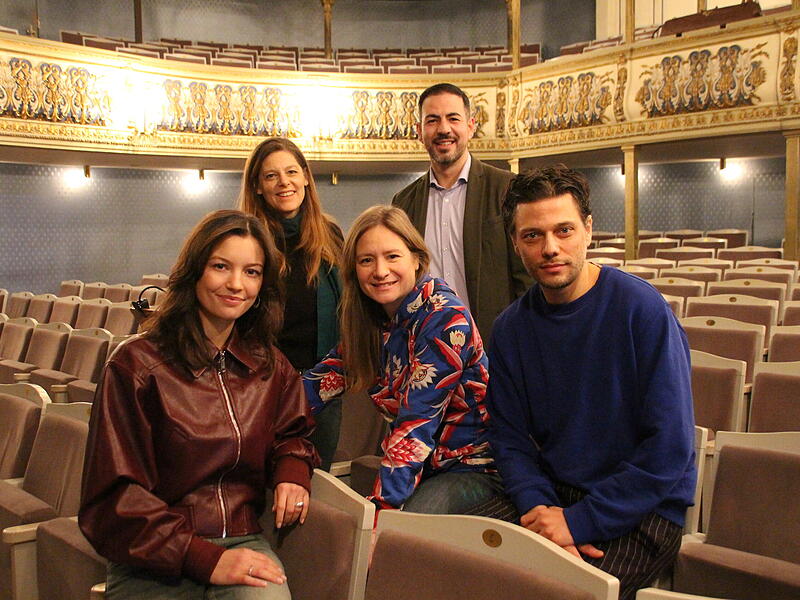 Zum Abschluss der Dreharbeiten schaute Dritter B&uuml;rgermeister Can Aydin (hinten) im Landestheater vorbei. Mit im Bild (von links): Vivien K&ouml;nig, Regisseurin Silvana Santamaria, Julia Jentsch und Rainer Begoihn.