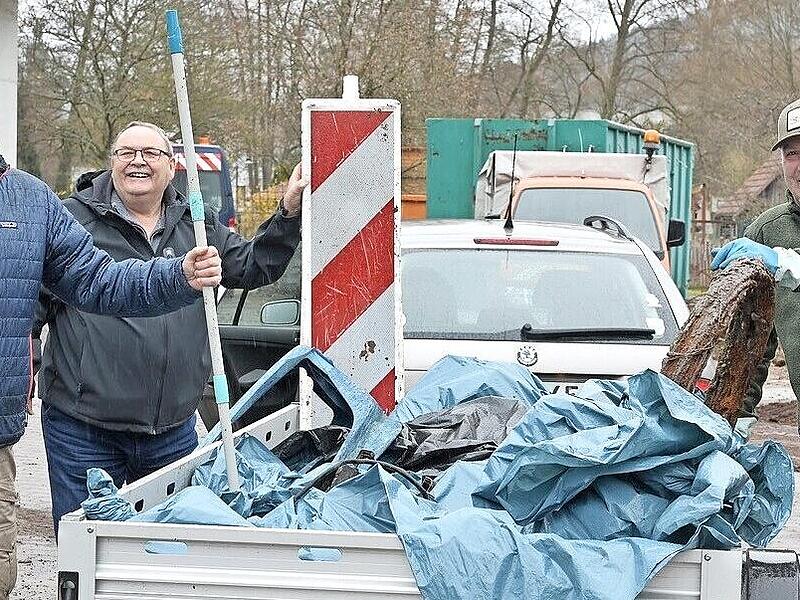 Gew&auml;sserwart Michael Kramer (von links), Vorsitzender Armin Sauermann und Stefan H&uuml;fner sind hier mit einem Teil des entlang der Sinn gesammelten M&uuml;lls zu sehen.  