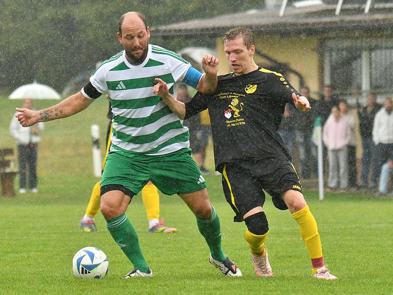 Islings Andreas Zollnhofer (links) &ndash; hier  im Zweikampf mit Michael Karch &ndash; traf gegen die Siedler zum 1:0.
