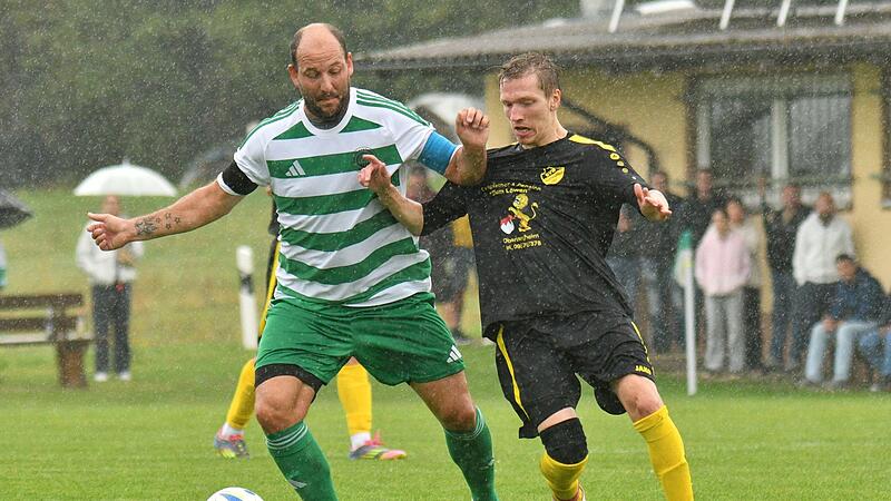 Islings Andreas Zollnhofer (links) &ndash; hier  im Zweikampf mit Michael Karch &ndash; traf gegen die Siedler zum 1:0.