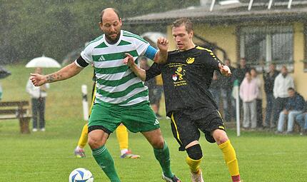 Islings Andreas Zollnhofer (links) &ndash; hier  im Zweikampf mit Michael Karch &ndash; traf gegen die Siedler zum 1:0.