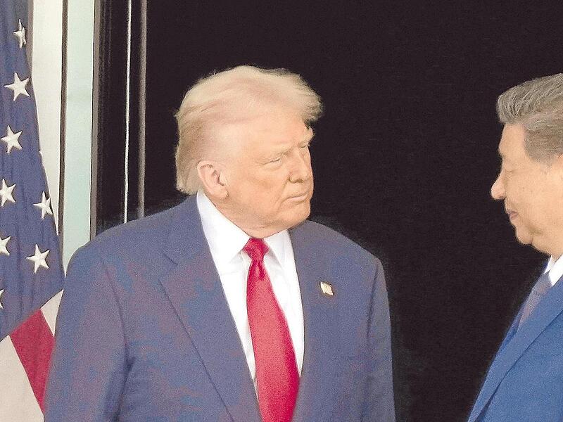 Donald Trump (links) und der chinesische Staatschef Xi Jinping beim Treffen in Südkorea im vergangenen Oktober. Erstmals seit neun Jahren besucht ein US-Präsident wieder die Volksrepublik. Donald Trump (links) und der chinesische Staatschef Xi Jinping beim Treffen in Südkorea im vergangenen Oktober. Erstmals seit neun Jahren besucht ein US-Präsident wieder die Volksrepublik.