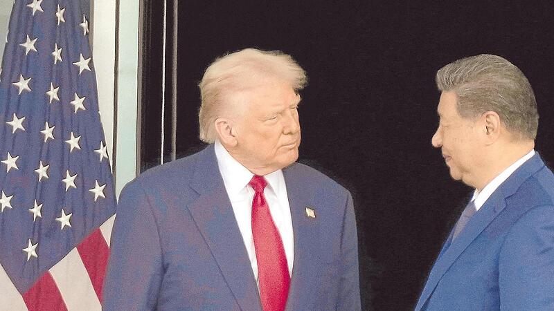 Donald Trump (links) und der chinesische Staatschef Xi Jinping beim Treffen in Südkorea im vergangenen Oktober. Erstmals seit neun Jahren besucht ein US-Präsident wieder die Volksrepublik. Donald Trump (links) und der chinesische Staatschef Xi Jinping beim Treffen in Südkorea im vergangenen Oktober. Erstmals seit neun Jahren besucht ein US-Präsident wieder die Volksrepublik.