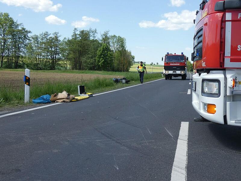 Die Schleifspuren des Motorrads auf der Fahrbahn zeugen als weiße Striche von dem Zusammenstoß.