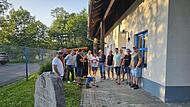 Wassermeister Tobias Fiedler informiert mit B&uuml;rgermeister Daniel Wei&szlig;erth (Mitte) am Eingang der Trinkwasser Aufbereitungsanlage in Neukenroth. Vorne links der Gedenkstein an die Einweihung im Jahr 1995.