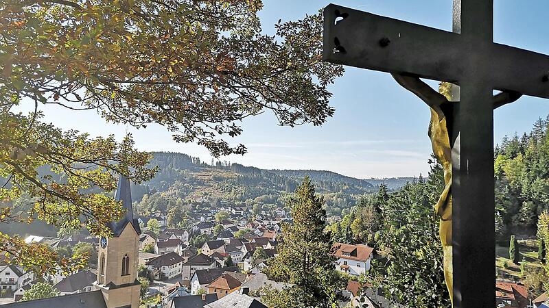 Der hoch über der Sadt gelegene Wallenfelser Friedhof bereitet den Stadträten erhebliches Kopfzerbrechen. Der hoch über der Sadt gelegene Wallenfelser Friedhof bereitet den Stadträten erhebliches Kopfzerbrechen.