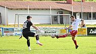 Bei dieser Szene stellt sich Friesens Torwart Nico Preißler dem Meederer Moritz Gemeinder entgegen. Weil Preißler verletzt ist, wird er erst mal bis zur Winterpause auf Fußball verzichten müssen.