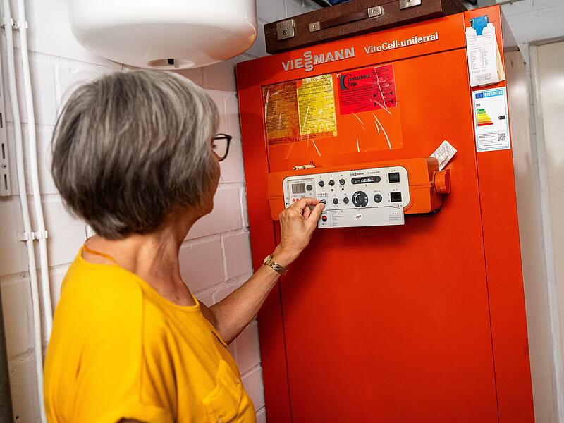 Eine Frau im Heizungskeller