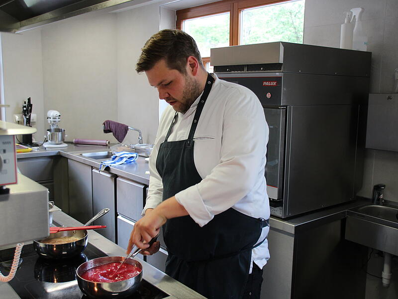 Der K&uuml;chenchef erz&auml;hlt von der Anfangszeit des Lokals und dem Vorteil, so weit ab vom Schuss zu sein. Denn: Wer hierherkommt, der kommt nur wegen des Gasthofs Alex hier her!