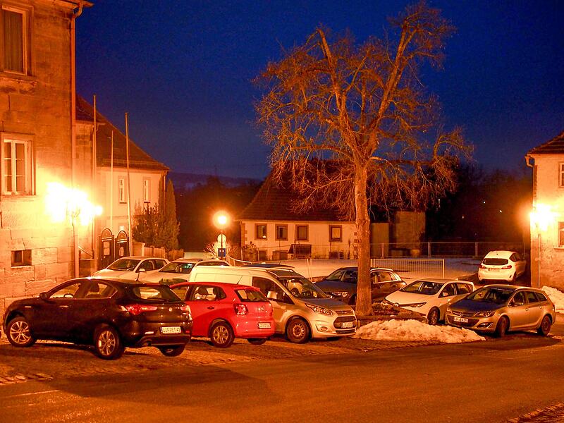 Wie wird die Dorfmitte zuk&uuml;nftig aussehen? Trotz der angespannten Parksituation auf dem Marktplatz sind bei Inanspruchnahme des F&ouml;rderprogramms 444 "Nat&uuml;rlicher Klimaschutz in Kommunen" keine weiteren Stellpl&auml;tze vorgesehen.