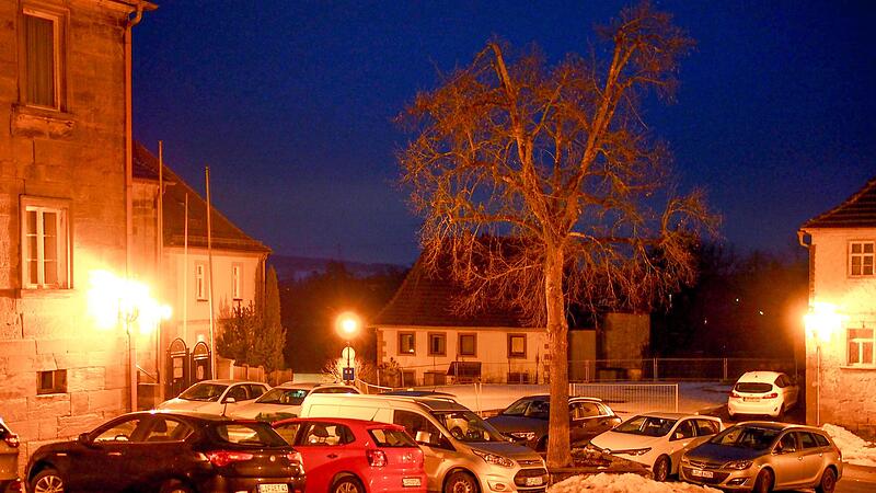 Wie wird die Dorfmitte zukünftig aussehen? Trotz der angespannten Parksituation auf dem Marktplatz sind bei Inanspruchnahme des Förderprogramms 444 "Natürlicher Klimaschutz in Kommunen" keine weiteren Stellplätze vorgesehen. Wie wird die Dorfmitte zukünftig aussehen? Trotz der angespannten Parksituation auf dem Marktplatz sind bei Inanspruchnahme des Förderprogramms 444 "Natürlicher Klimaschutz in Kommunen" keine weiteren Stellplätze vorgesehen.