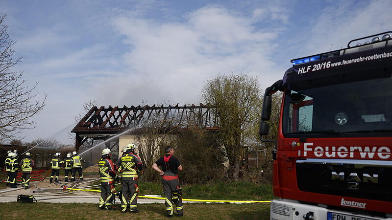 Scheune in Vollbrand: Gro&szlig;aufgebot der Feuerwehr k&auml;mpft mit Flammen