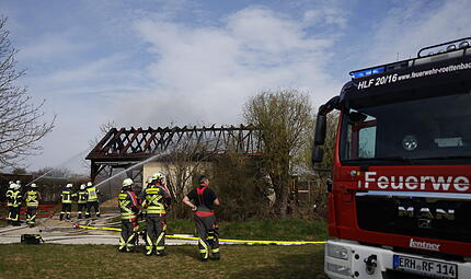 Scheune in Vollbrand: Großaufgebot der Feuerwehr kämpft mit FlammenScheune in Vollbrand: Großaufgebot der Feuerwehr kämpft mit Flammen Scheune in Vollbrand: Großaufgebot der Feuerwehr kämpft mit Flammen