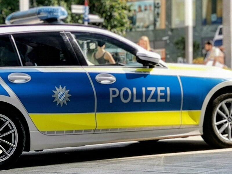 Coburg: Schlägerei zwischen jungen Männern – Polizei sucht Zeugen Polizei, Polizeiauto (Symbolbild)