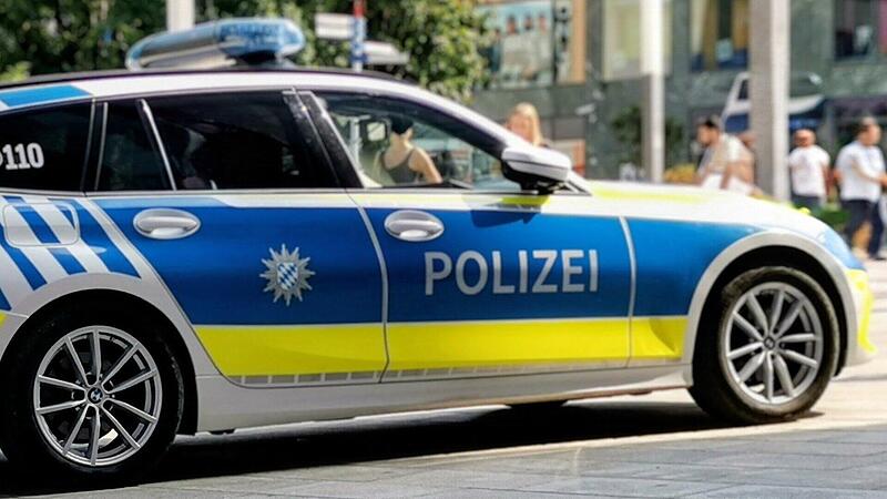 Coburg: Schlägerei zwischen jungen Männern – Polizei sucht Zeugen Polizei, Polizeiauto (Symbolbild)