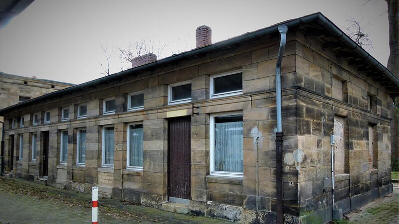 So sah das ehemalige Sozialgebäude am Bahnhof Neuenmarkt vor der Sanierung aus.