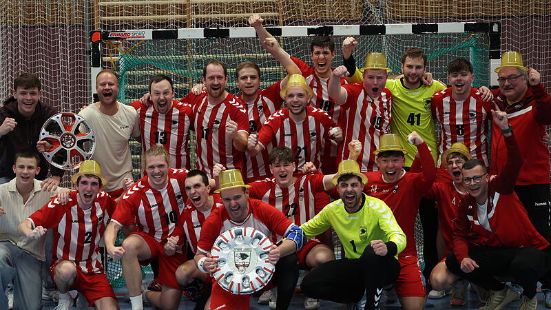 Die Handballer des TV Ebern jubeln nach dem Sieg im Spitzenspiel &uuml;ber den Gewinn der Meisterschaft.