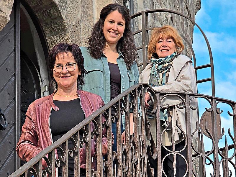 Petra Dürrbeck, Sabine Gardeick und Friedel Neupauer auf der Treppe des Stadtturms in Höchstadt freuen sich auf die Ausstellung. Petra Dürrbeck, Sabine Gardeick und Friedel Neupauer auf der Treppe des Stadtturms in Höchstadt freuen sich auf die Ausstellung.