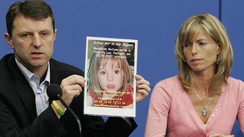 Kate und Gerry McCann zeigen w&auml;hrend einer Pressekonferenz im Juni 2007 ein Bild ihrer verschwundenen Tochter Madeleine (Maddie). Am 3. Mai 2007 verschwand die damals Dreij&auml;hrige aus Gro&szlig;britannien aus einem Ferienappartement im portugiesischen Praia da Luz.