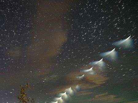 Spektakul&auml;res Zufallsbild: Hier ist eine Atlas-5-Raketenoberstufe zu sehen. Die Rakete mit mehreren Satelliten an Bord startete Ende September 2021 in S&uuml;d-Island Richtung Weltall. Von dort kamen in dieser Nacht nur  schwache Polarlichter.