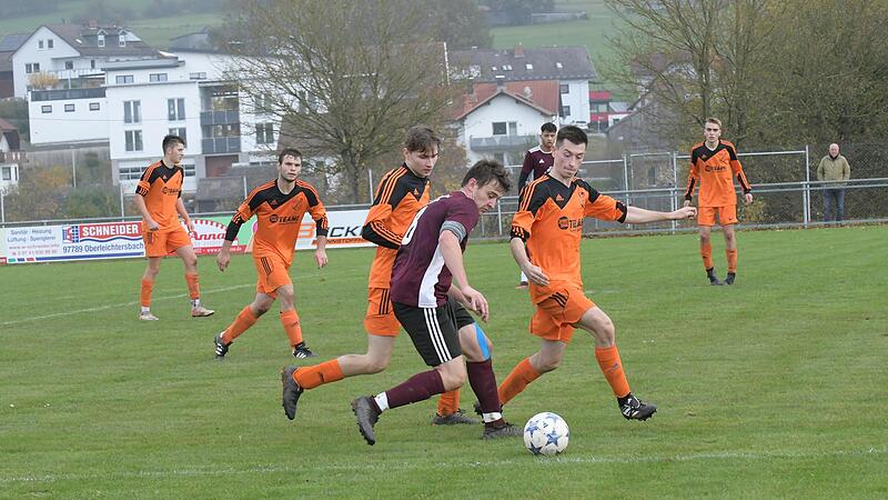 In dieser Szene nimmt es Fabian Reinhart von der SG Gr&auml;fendorf gleich mit mehreren Gegenspielern von der DJK Schondra (in orange) auf. Er selbst steuerte einen Treffer beim 4:0-Ausw&auml;rtssieg bei.