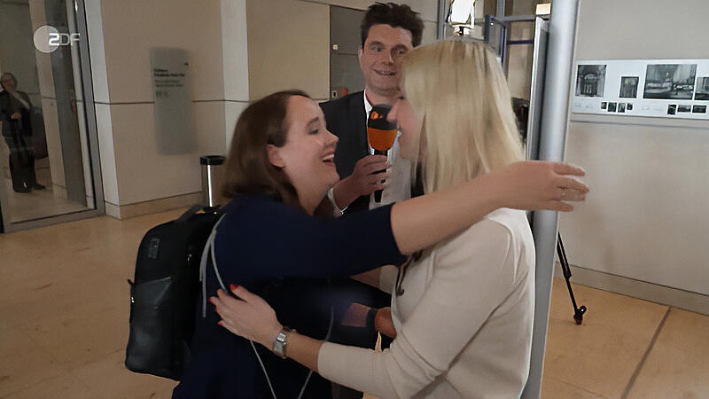 Ricarda Lang (links) umarmt die Bayreuther-Forchheimer CSU-Bundestagsabgeordnete Silke Launert (rechts). Motiviert dazu wurde sie von Heute-Show-Reporter Lutz van der Horst (Mitte).