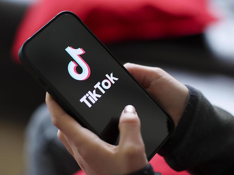 Aktuell wird in Deutschland &uuml;ber Altersgrenzen f&uuml;r soziale Medien sowie &uuml;ber m&ouml;gliche strengere Regeln zur Handynutzung an Schulen diskutiert.