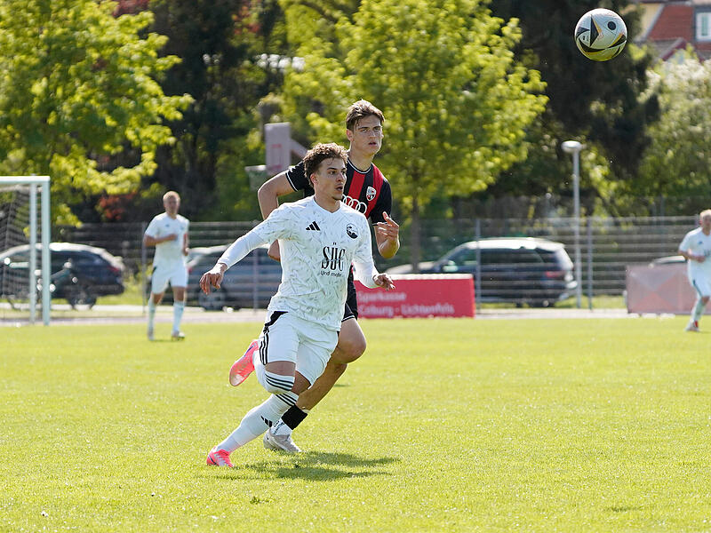 Norik H&ouml;hn (wei&szlig;es Trikot) war am Samstag von keinem Schanzer-Spieler aufzuhalten. Der Coburger traf dreimal.