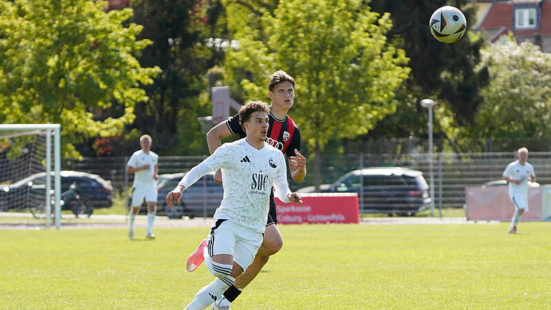 Norik H&ouml;hn (wei&szlig;es Trikot) war am Samstag von keinem Schanzer-Spieler aufzuhalten. Der Coburger traf dreimal.