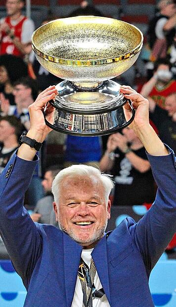 Armin Andres streckt den EM-Pokal in die Höhe Wagner Armin Andres streckt den EM-Pokal in die Höhe Wagner