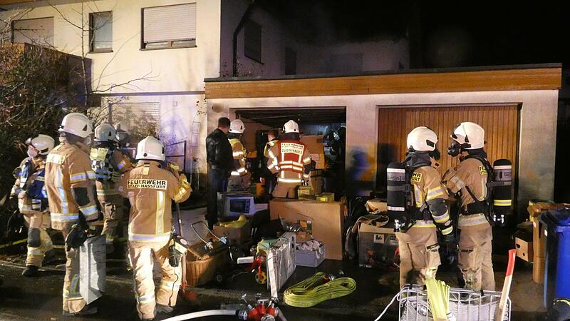 In dieser Garage brannte es am Mittwochfrüh. In der Doppelgarage gelagertes Umzugsgut erschwerte die Arbeit der Feuerwehr.