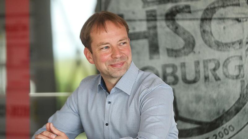 Tiefenentspannt erleben die Handballer Jan Gorr nur selten. Der Tausendsassa des HSC Coburg hat in den letzten Monaten ein wie er selbst sagt „spannendes und interessantes Team“ zusammengestellt. Die Vestestädter wollen nach dem Abstieg aus der 1. Bundesliga in der 2. Liga  eine gute Rolle spielen.