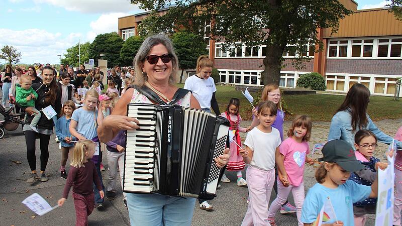 Tradition, die klingt: Anneliese Fischer sorgt mit ihrem Akkordeon f&uuml;r die musikalische Umrahmung und leuchtende Kinderaugen beim Friedensfest.