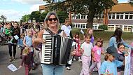 Tradition, die klingt: Anneliese Fischer sorgt mit ihrem Akkordeon für die musikalische Umrahmung und leuchtende Kinderaugen beim Friedensfest. Tradition, die klingt: Anneliese Fischer sorgt mit ihrem Akkordeon für die musikalische Umrahmung und leuchtende Kinderaugen beim Friedensfest.