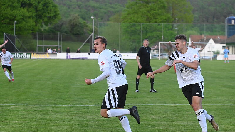 Niklas Ehrlich jubelt über einen Mönche-Treffer in Heilgersdorf.