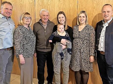 Jubilar Klaus Pohl (Dritter v. l.) zusammen mit (v.l.) Schwiegersohn Jürgen, Tochter Iris, Enkelin Sophia mit Urenkel Julius, Enkelin Laura und Bürgermeister Thomas Löffler.