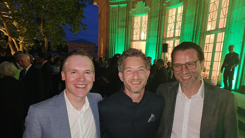 Tobias Kaiser, Ehemann von Intendant Alexander Steinbeis, beim Empfang mit Robert Bitsch, Kurator Völkerkundemuseum Heidelberg (Mitte) und Nicolas Zenzen (rechts), Kulturmanager Münnerstadt. Tobias Kaiser, Ehemann von Intendant Alexander Steinbeis, beim Empfang mit Robert Bitsch, Kurator Völkerkundemuseum Heidelberg (Mitte) und Nicolas Zenzen (rechts), Kulturmanager Münnerstadt.