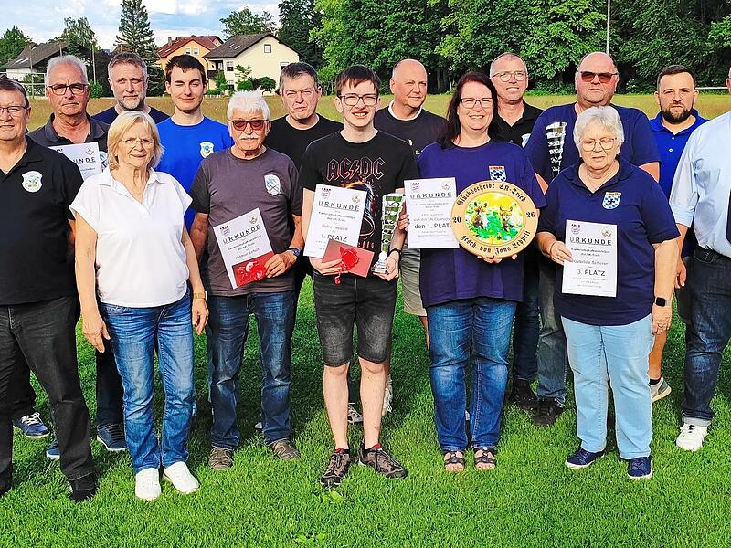 Zahlreiche Pokale und Troph&auml;en gab es f&uuml;r die erfolgreichen Sch&uuml;tzen des Kameradschaftsschie&szlig;ens.