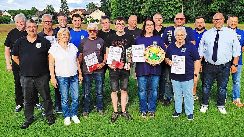 Zahlreiche Pokale und Trophäen gab es für die erfolgreichen Schützen des Kameradschaftsschießens. Zahlreiche Pokale und Trophäen gab es für die erfolgreichen Schützen des Kameradschaftsschießens.