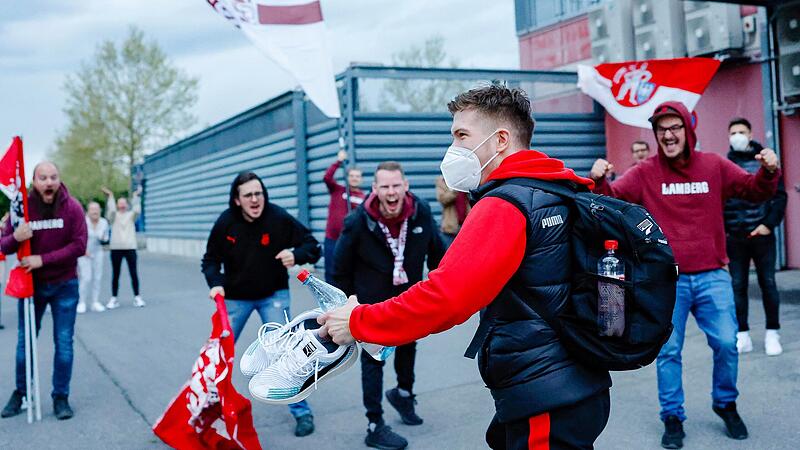 Frenetisch feierten rund 50 Bamberger Fans Brose-Aufbauspieler Bennet Hundt nach Spielende.