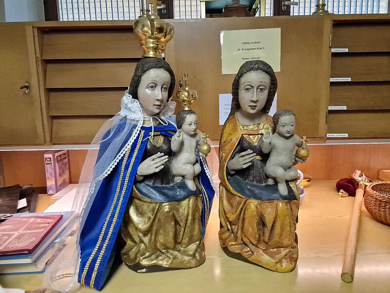 Links die Originalfigur, recht die Nachbildung aus Gips. Die Krone und den blauen Mantel trägt die Figur stets ab dem 15. August. Links die Originalfigur, recht die Nachbildung aus Gips. Die Krone und den blauen Mantel trägt die Figur stets ab dem 15. August.