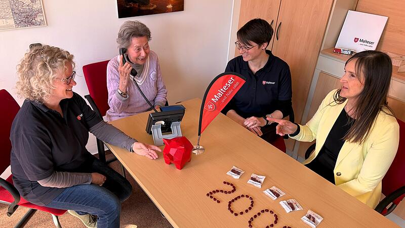 Die Zahl 2000 aus lauter Malteser-Gummib&auml;rchen: Jessica Nickel (rechts), Vorstandsmitglied von &bdquo;Franken helfen Franken&ldquo;, hat die ehrenamtliche Arbeit des Patenrufs sozusagen mit einer Spende von 2000 Euro vers&uuml;&szlig;t. Mit dabei (von links): Eva-Maria Dorscht, Projektkoordinatorin des Patenrufs, die langj&auml;hrige Ehrenamtliche Barbara Mildenberger und Fundraising-Referentin Ingrid Ultsch.