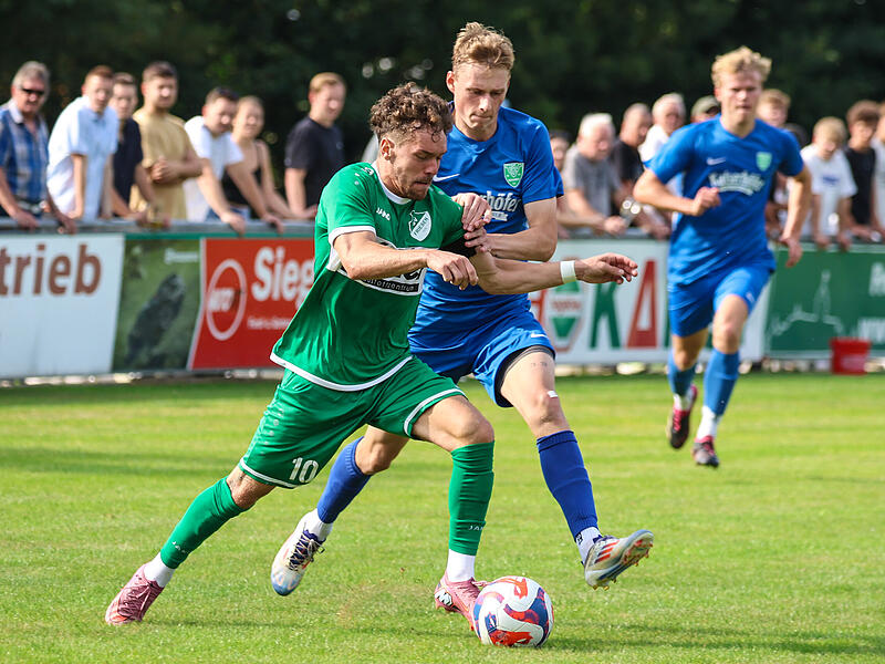 Vor fast genau einem Jahr entf&uuml;hrten der TSV Neukenroth um Erik Wetstein (blaues Trikot) mit einem 2:0-Sieg die Punkte aus Friesen mit Kapit&auml;n Noah Schorn (links). Heinrich Wei&szlig;