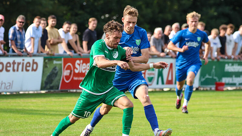 Vor fast genau einem Jahr entf&uuml;hrten der TSV Neukenroth um Erik Wetstein (blaues Trikot) mit einem 2:0-Sieg die Punkte aus Friesen mit Kapit&auml;n Noah Schorn (links). Heinrich Wei&szlig;