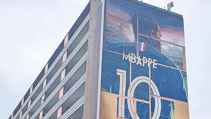 Kylian Mbapp&eacute;: Im St&auml;dtchen Bondy ehrt dieses Gem&auml;lde an der Fassade eines Plattenbaus einen der derzeit weltbesten Fu&szlig;baller.