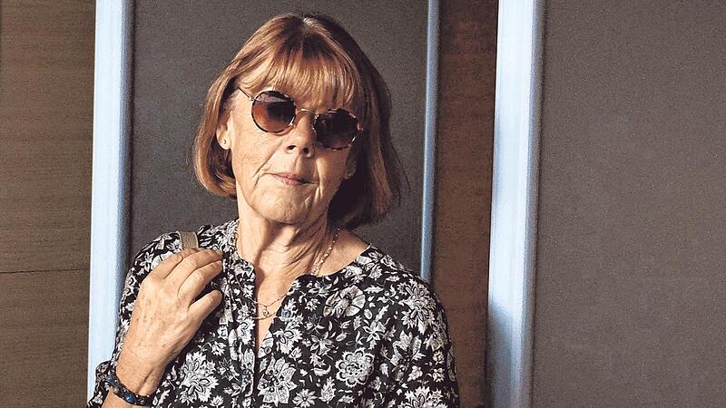 Gisèle Pelicot während einer Unterbrechung im Gerichtsgebäude von Avignon Gisèle Pelicot während einer Unterbrechung im Gerichtsgebäude von Avignon