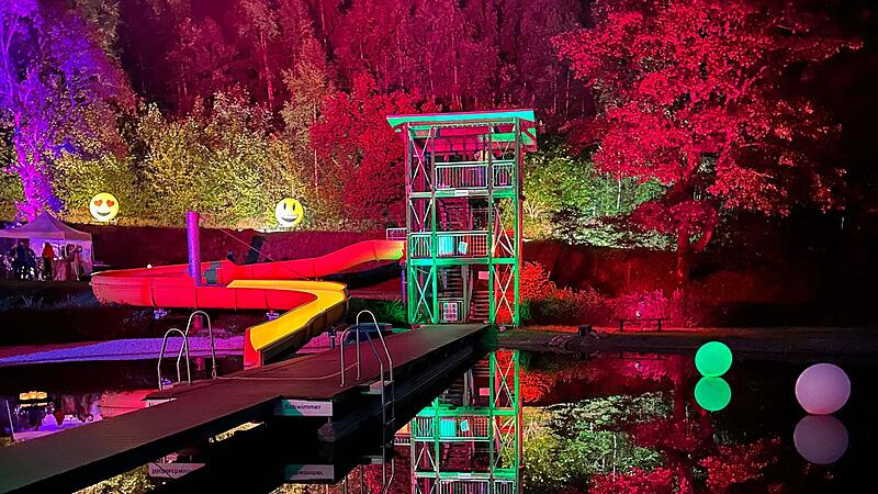 Nordhalben: Naturbad leuchtetNordhalben: Naturbad leuchtet Nordhalben: Naturbad leuchtetNordhalben: Naturbad leuchtet